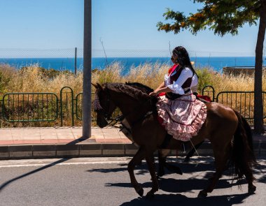 İspanya'da kutsal aktarma Katolik törene katılan Nerja, İspanya - 15 Mayıs, 2018 insan figürü