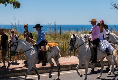 İspanya'da kutsal aktarma Katolik törene katılan Nerja, İspanya - 15 Mayıs, 2018 insan figürü
