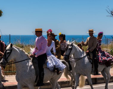 İspanya'da kutsal aktarma Katolik törene katılan Nerja, İspanya - 15 Mayıs, 2018 insan figürü