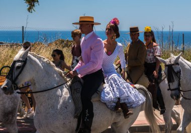 İspanya'da kutsal aktarma Katolik törene katılan Nerja, İspanya - 15 Mayıs, 2018 insan figürü