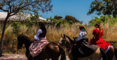 İspanya'da kutsal aktarma Katolik törene katılan Nerja, İspanya - 15 Mayıs, 2018 insan figürü