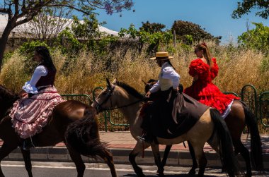 İspanya'da kutsal aktarma Katolik törene katılan Nerja, İspanya - 15 Mayıs, 2018 insan figürü