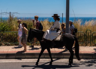 İspanya'da kutsal aktarma Katolik törene katılan Nerja, İspanya - 15 Mayıs, 2018 insan figürü