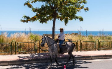 İspanya'da kutsal aktarma Katolik törene katılan Nerja, İspanya - 15 Mayıs, 2018 insan figürü
