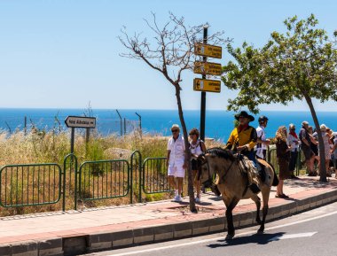 İspanya'da kutsal aktarma Katolik törene katılan Nerja, İspanya - 15 Mayıs, 2018 insan figürü