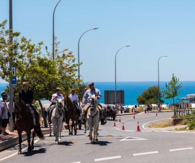 İspanya'da kutsal aktarma Katolik törene katılan Nerja, İspanya - 15 Mayıs, 2018 insan figürü
