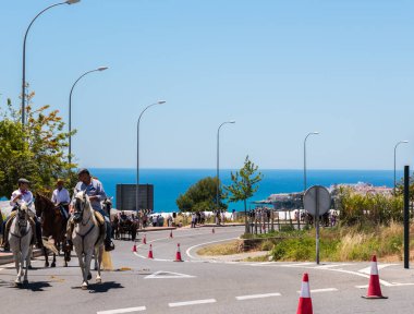 İspanya'da kutsal aktarma Katolik törene katılan Nerja, İspanya - 15 Mayıs, 2018 insan figürü