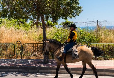 İspanya'da kutsal aktarma Katolik törene katılan Nerja, İspanya - 15 Mayıs, 2018 insan figürü