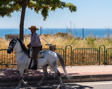 İspanya'da kutsal aktarma Katolik törene katılan Nerja, İspanya - 15 Mayıs, 2018 insan figürü
