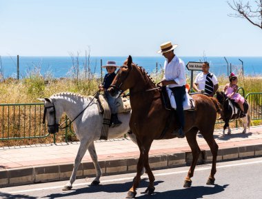 İspanya'da kutsal aktarma Katolik törene katılan Nerja, İspanya - 15 Mayıs, 2018 insan figürü