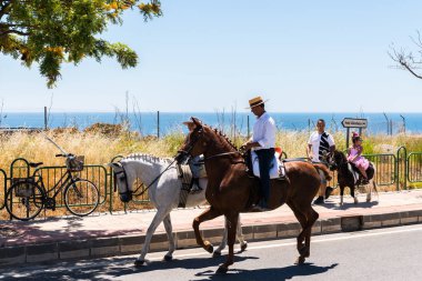 İspanya'da kutsal aktarma Katolik törene katılan Nerja, İspanya - 15 Mayıs, 2018 insan figürü