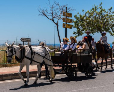 İspanya'da kutsal aktarma Katolik törene katılan Nerja, İspanya - 15 Mayıs, 2018 insan figürü