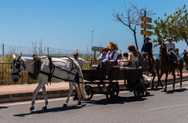 İspanya'da kutsal aktarma Katolik törene katılan Nerja, İspanya - 15 Mayıs, 2018 insan figürü