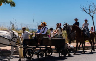 İspanya'da kutsal aktarma Katolik törene katılan Nerja, İspanya - 15 Mayıs, 2018 insan figürü