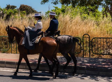 İspanya'da kutsal aktarma Katolik törene katılan Nerja, İspanya - 15 Mayıs, 2018 insan figürü