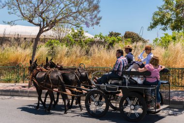 İspanya'da kutsal aktarma Katolik törene katılan Nerja, İspanya - 15 Mayıs, 2018 insan figürü