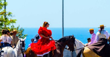 İspanya'da kutsal aktarma Katolik törene katılan Nerja, İspanya - 15 Mayıs, 2018 insan figürü