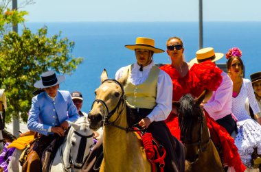 İspanya'da kutsal aktarma Katolik törene katılan Nerja, İspanya - 15 Mayıs, 2018 insan figürü