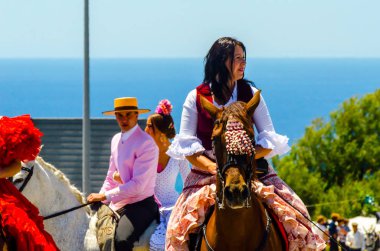 İspanya'da kutsal aktarma Katolik törene katılan Nerja, İspanya - 15 Mayıs, 2018 insan figürü
