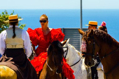 İspanya'da kutsal aktarma Katolik törene katılan Nerja, İspanya - 15 Mayıs, 2018 insan figürü