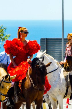 İspanya'da kutsal aktarma Katolik törene katılan Nerja, İspanya - 15 Mayıs, 2018 insan figürü