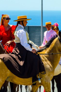 İspanya'da kutsal aktarma Katolik törene katılan Nerja, İspanya - 15 Mayıs, 2018 insan figürü