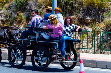 İspanya'da kutsal aktarma Katolik törene katılan Nerja, İspanya - 15 Mayıs, 2018 insan figürü