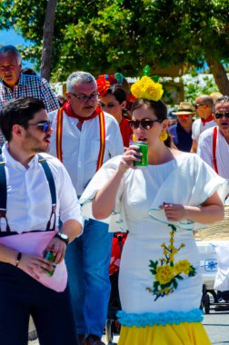 İspanya'da kutsal aktarma Katolik törene katılan Nerja, İspanya - 15 Mayıs, 2018 insan figürü