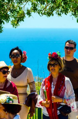 İspanya'da kutsal aktarma Katolik törene katılan Nerja, İspanya - 15 Mayıs, 2018 insan figürü