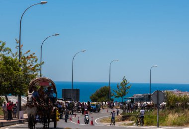 İspanya'da kutsal aktarma Katolik törene katılan Nerja, İspanya - 15 Mayıs, 2018 insan figürü