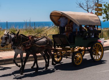 İspanya'da kutsal aktarma Katolik törene katılan Nerja, İspanya - 15 Mayıs, 2018 insan figürü