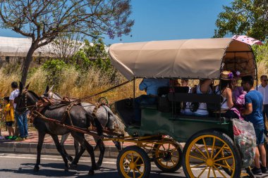 İspanya'da kutsal aktarma Katolik törene katılan Nerja, İspanya - 15 Mayıs, 2018 insan figürü