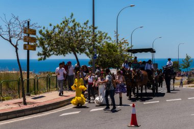 İspanya'da kutsal aktarma Katolik törene katılan Nerja, İspanya - 15 Mayıs, 2018 insan figürü