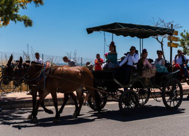 İspanya'da kutsal aktarma Katolik törene katılan Nerja, İspanya - 15 Mayıs, 2018 insan figürü