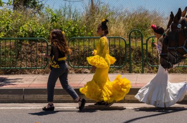 İspanya'da kutsal aktarma Katolik törene katılan Nerja, İspanya - 15 Mayıs, 2018 insan figürü