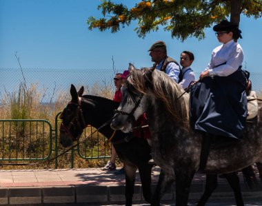 İspanya'da kutsal aktarma Katolik törene katılan Nerja, İspanya - 15 Mayıs, 2018 insan figürü