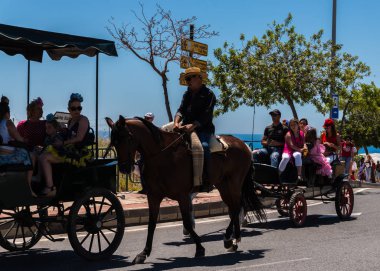 İspanya'da kutsal aktarma Katolik törene katılan Nerja, İspanya - 15 Mayıs, 2018 insan figürü