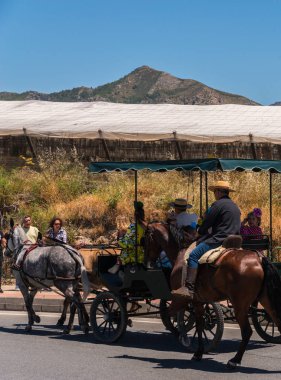 İspanya'da kutsal aktarma Katolik törene katılan Nerja, İspanya - 15 Mayıs, 2018 insan figürü