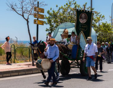 İspanya'da kutsal aktarma Katolik törene katılan Nerja, İspanya - 15 Mayıs, 2018 insan figürü