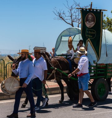 İspanya'da kutsal aktarma Katolik törene katılan Nerja, İspanya - 15 Mayıs, 2018 insan figürü