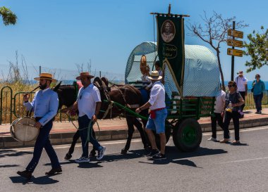 İspanya'da kutsal aktarma Katolik törene katılan Nerja, İspanya - 15 Mayıs, 2018 insan figürü