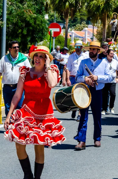 İspanya'da kutsal aktarma Katolik törene katılan Nerja, İspanya - 15 Mayıs, 2018 insan figürü
