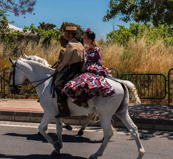 İspanya'da kutsal aktarma Katolik törene katılan Nerja, İspanya - 15 Mayıs, 2018 insan figürü
