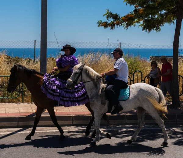 İspanya'da kutsal aktarma Katolik törene katılan Nerja, İspanya - 15 Mayıs, 2018 insan figürü