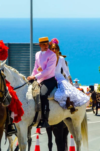 İspanya'da kutsal aktarma Katolik törene katılan Nerja, İspanya - 15 Mayıs, 2018 insan figürü