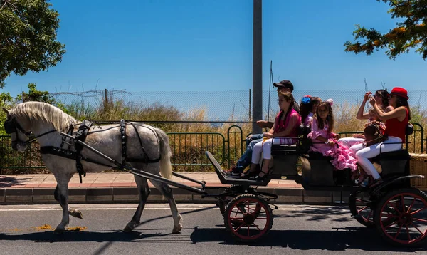 İspanya'da kutsal aktarma Katolik törene katılan Nerja, İspanya - 15 Mayıs, 2018 insan figürü