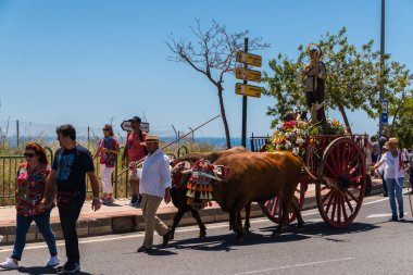 İspanya'da kutsal aktarma Katolik törene katılan Nerja, İspanya - 15 Mayıs, 2018 insan figürü