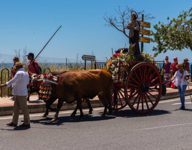 İspanya'da kutsal aktarma Katolik törene katılan Nerja, İspanya - 15 Mayıs, 2018 insan figürü