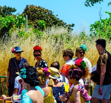 İspanya'da kutsal aktarma Katolik törene katılan Nerja, İspanya - 15 Mayıs, 2018 insan figürü