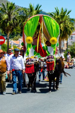 İspanya'da kutsal aktarma Katolik törene katılan Nerja, İspanya - 15 Mayıs, 2018 insan figürü